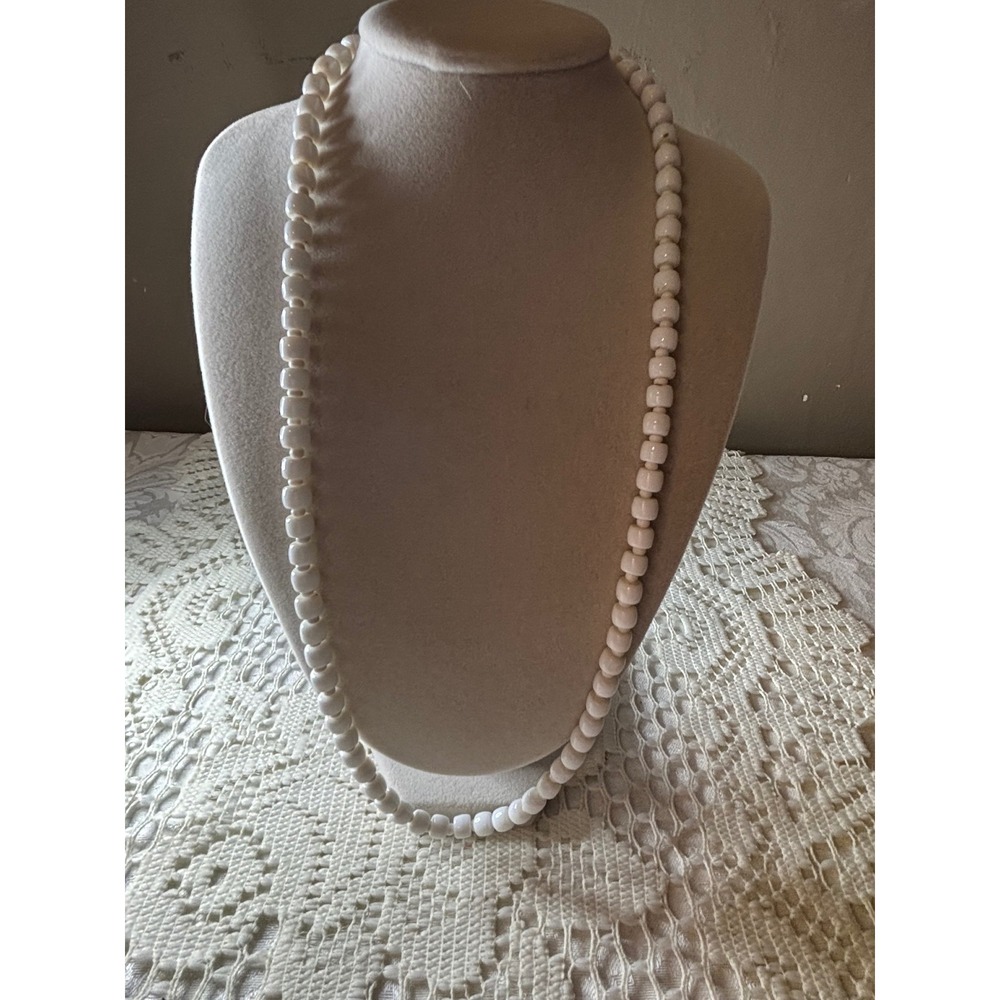 White lucite Barrel Bead Necklace Retro Hand Strung Hook Clasp Vintage - Picture 4 of 10